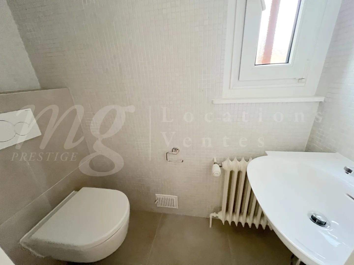 STUNNING SINGLE-STOREY HOUSE OF 180 m2 WITH LARGE PRIVATE GARDEN - Photo 10 of 11