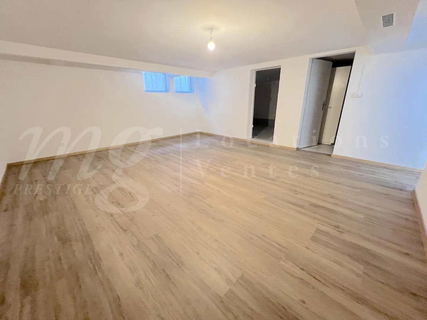 STUNNING SINGLE-STOREY HOUSE OF 180 m2 WITH LARGE PRIVATE GARDEN - Photo 11 of 11