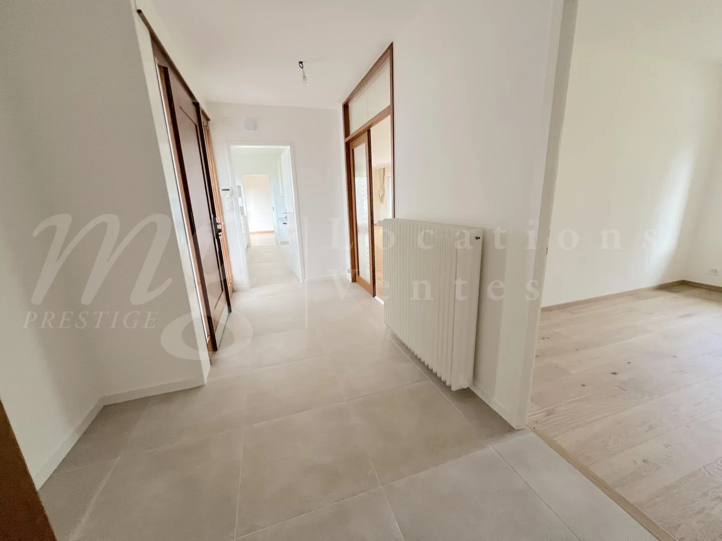 STUNNING SINGLE-STOREY HOUSE OF 180 m2 WITH LARGE PRIVATE GARDEN - Photo 6 of 11