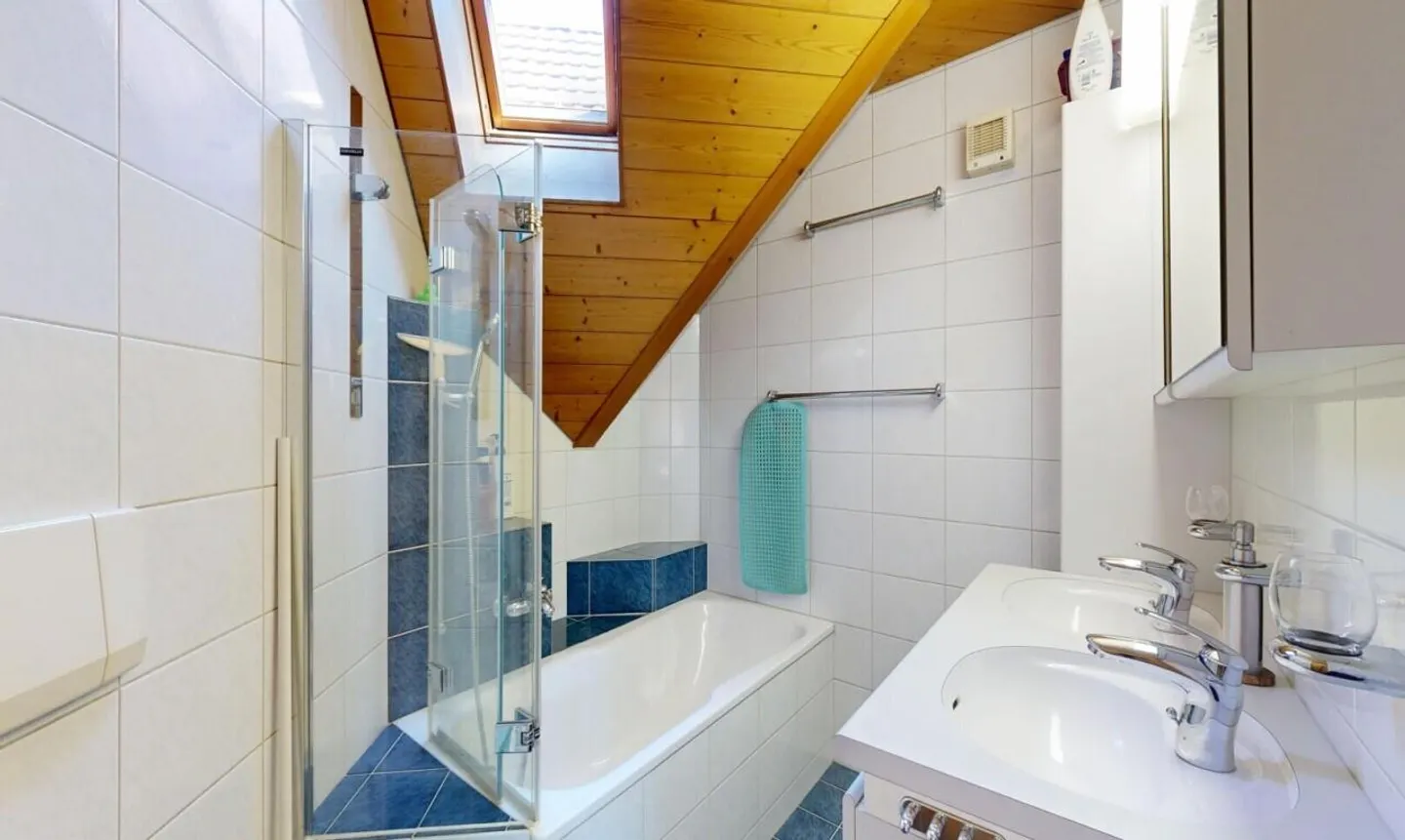 Charming attic apartment with gallery and wide views of the countryside - Photo 9 of 11