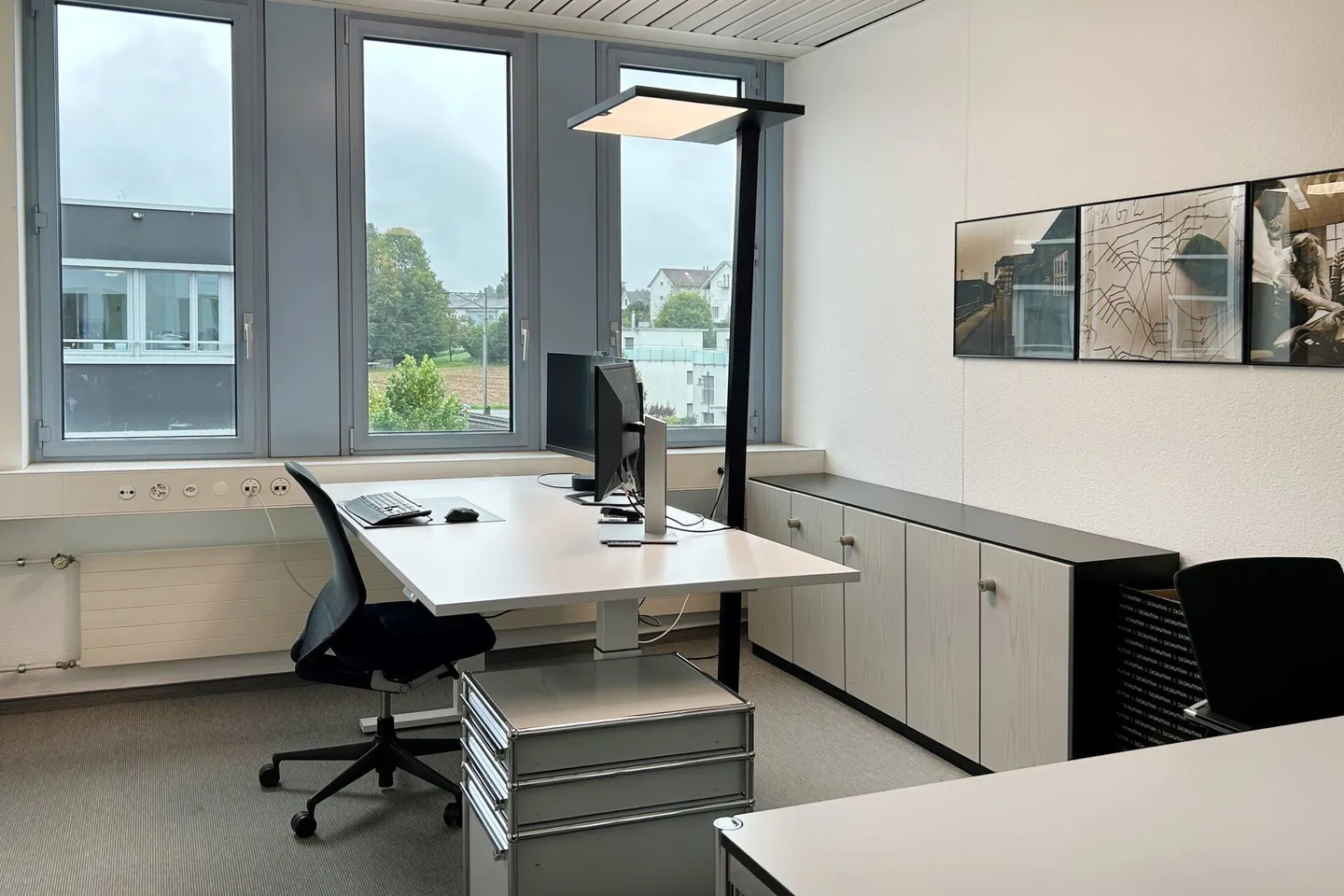 Office space with kitchenette in a convenient location - Photo 4 of 7