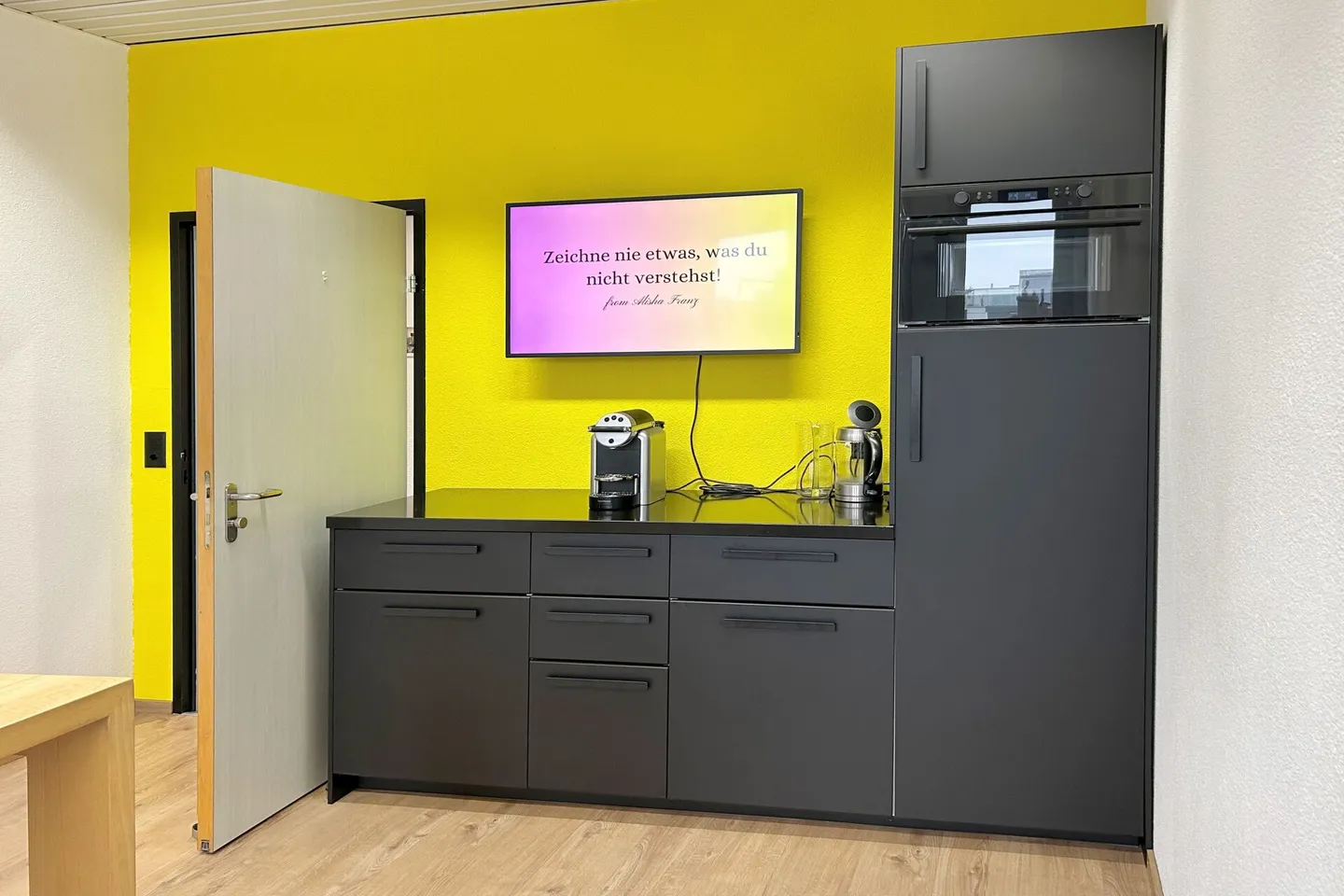 Office space with kitchenette in a convenient location - Photo 6 of 7