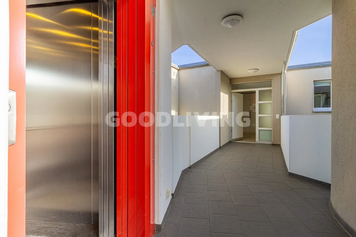 Attikawohnung mit grosser Terrasse und Abendstimmung - Photo 3 sur 13