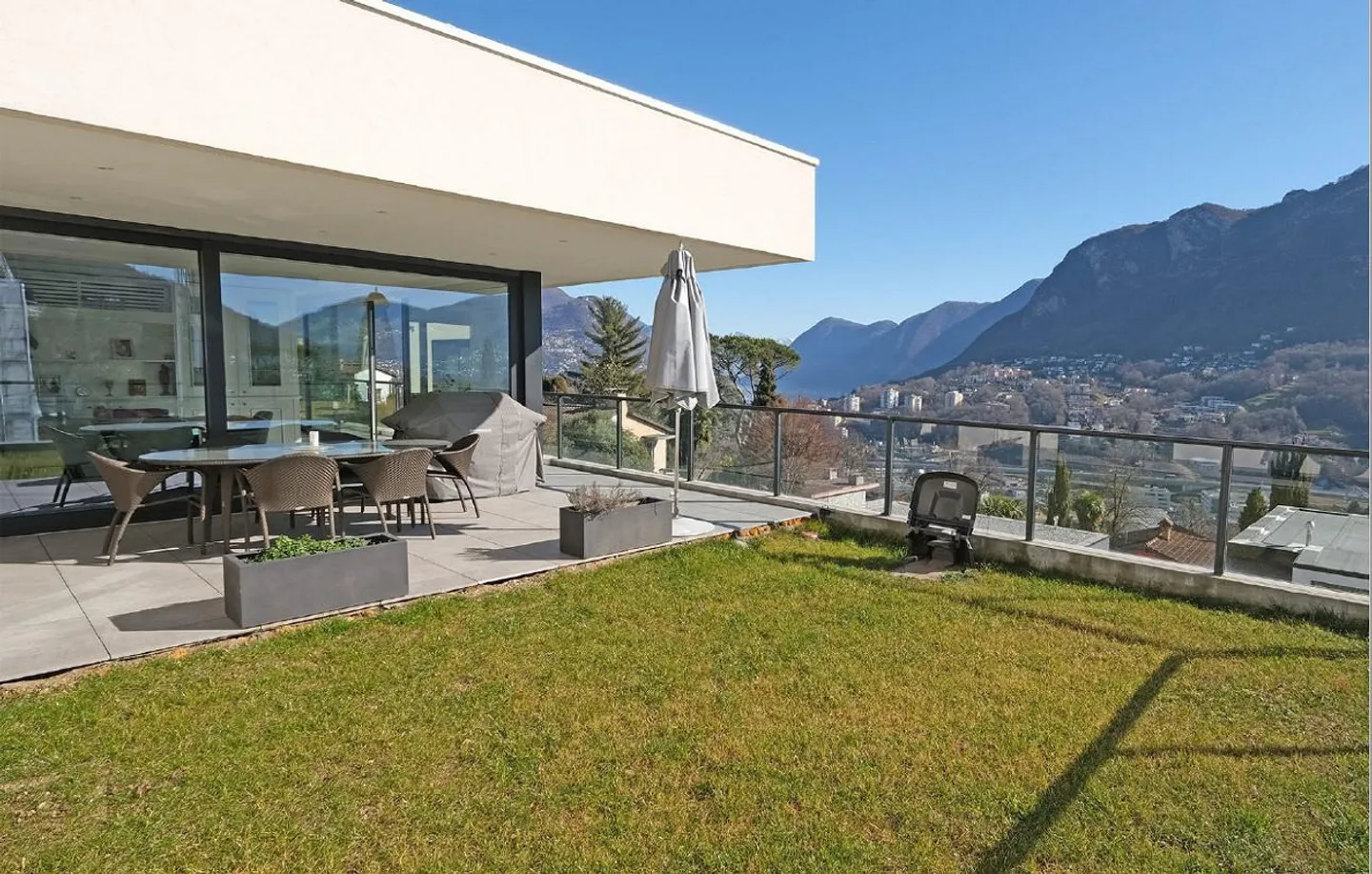 Ampia villa moderna vicinanza TASIS - Photo 1 sur 13