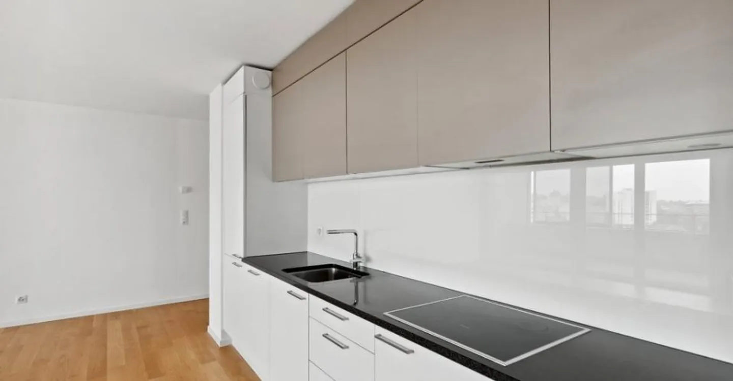 Are you looking for a place to live with parking? - Photo 3 of 10