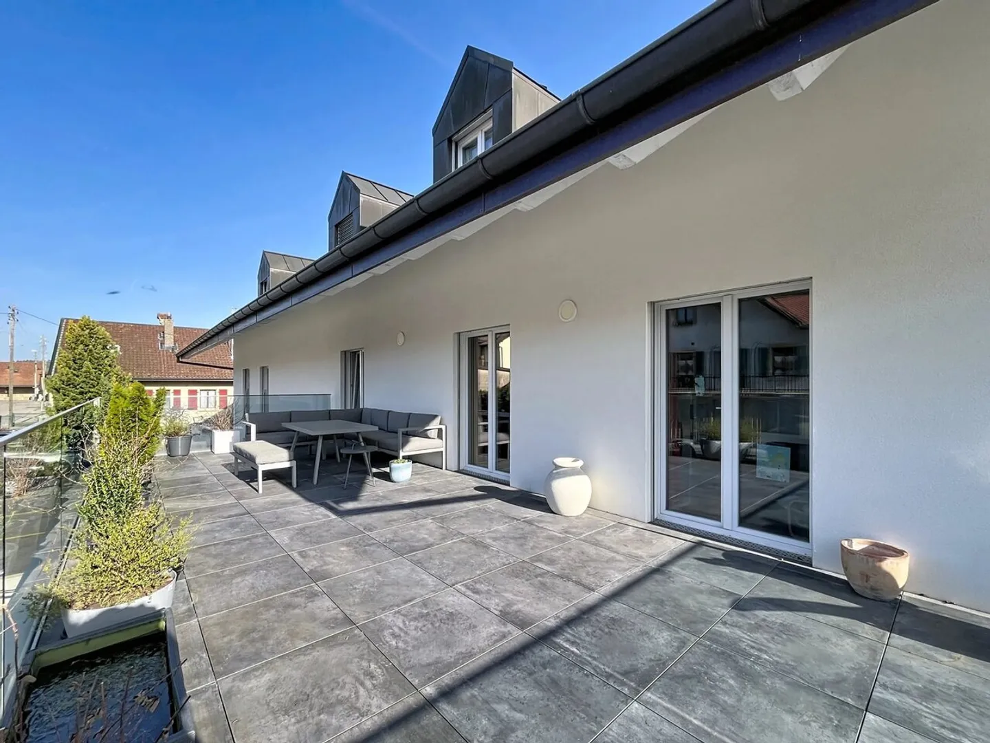 In esclusiva - Appartamento con vista lago mozzafiato e terrazze spaziose - Foto 11 di 13