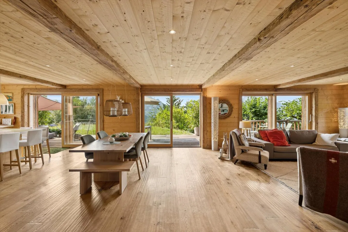 Elegant family chalet with panoramic views and terraced garden - Photo 3 of 10