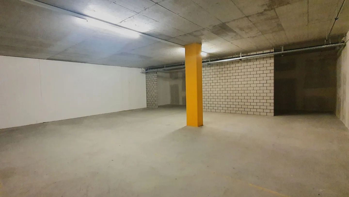 140 m2 Lager im Untergeschoss - Foto 1 di 3
