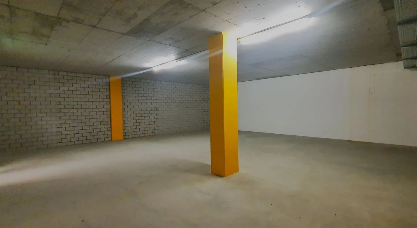 140 m2 Lager im Untergeschoss - Foto 2 di 3