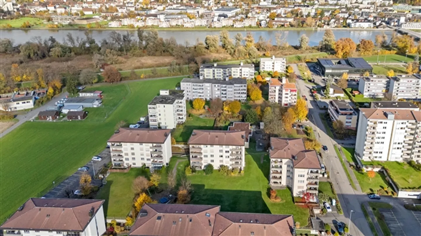 Appartement lumineux de 5,5 pièces avec grand balcon à Böttstein à vendre - Photo 2 sur 13