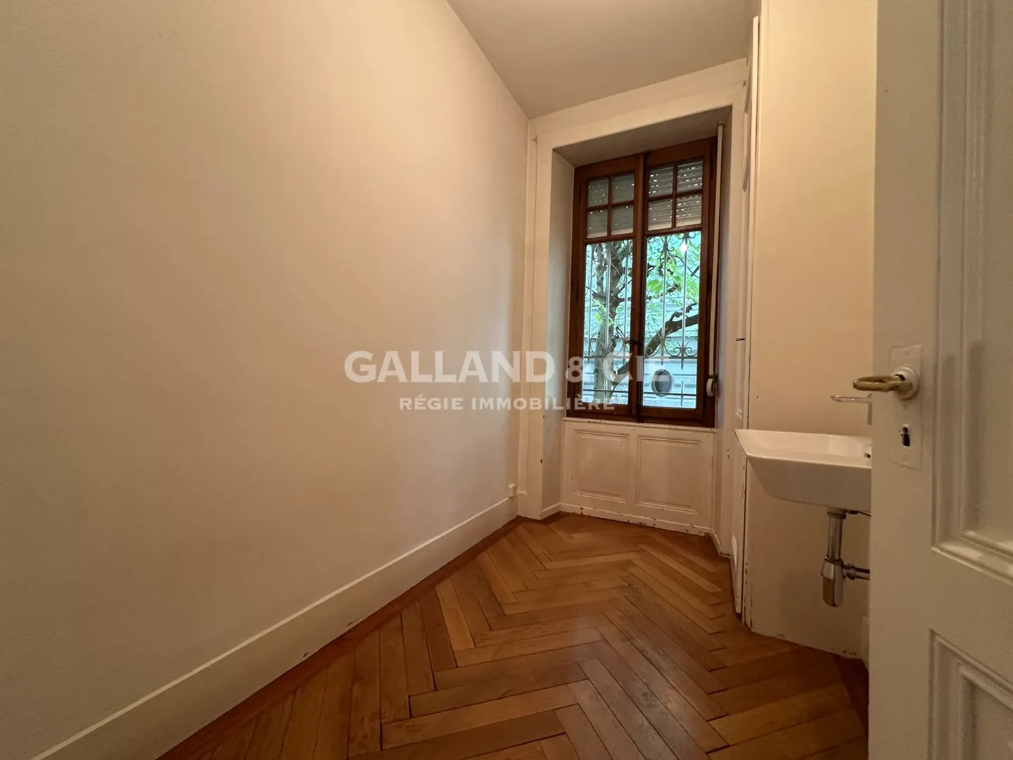 Elegant 5.5-Room Apartment - Photo 9 of 10