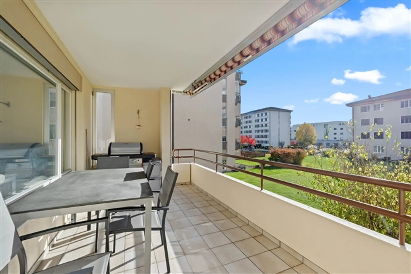 Appartement lumineux de 5,5 pièces avec grand balcon à Böttstein à vendre - Photo 3 sur 13