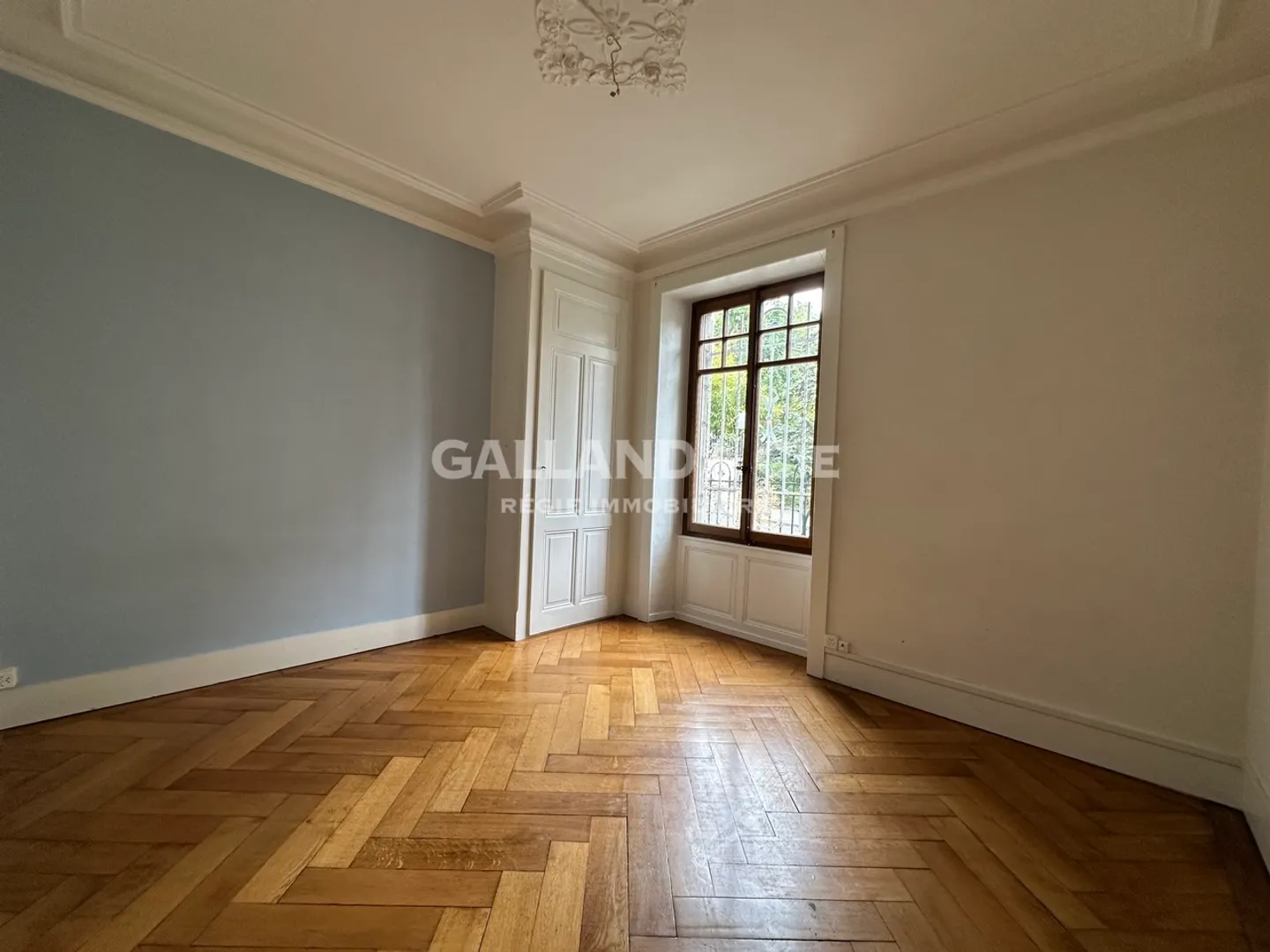 Elegant 5.5-Room Apartment - Photo 10 of 10