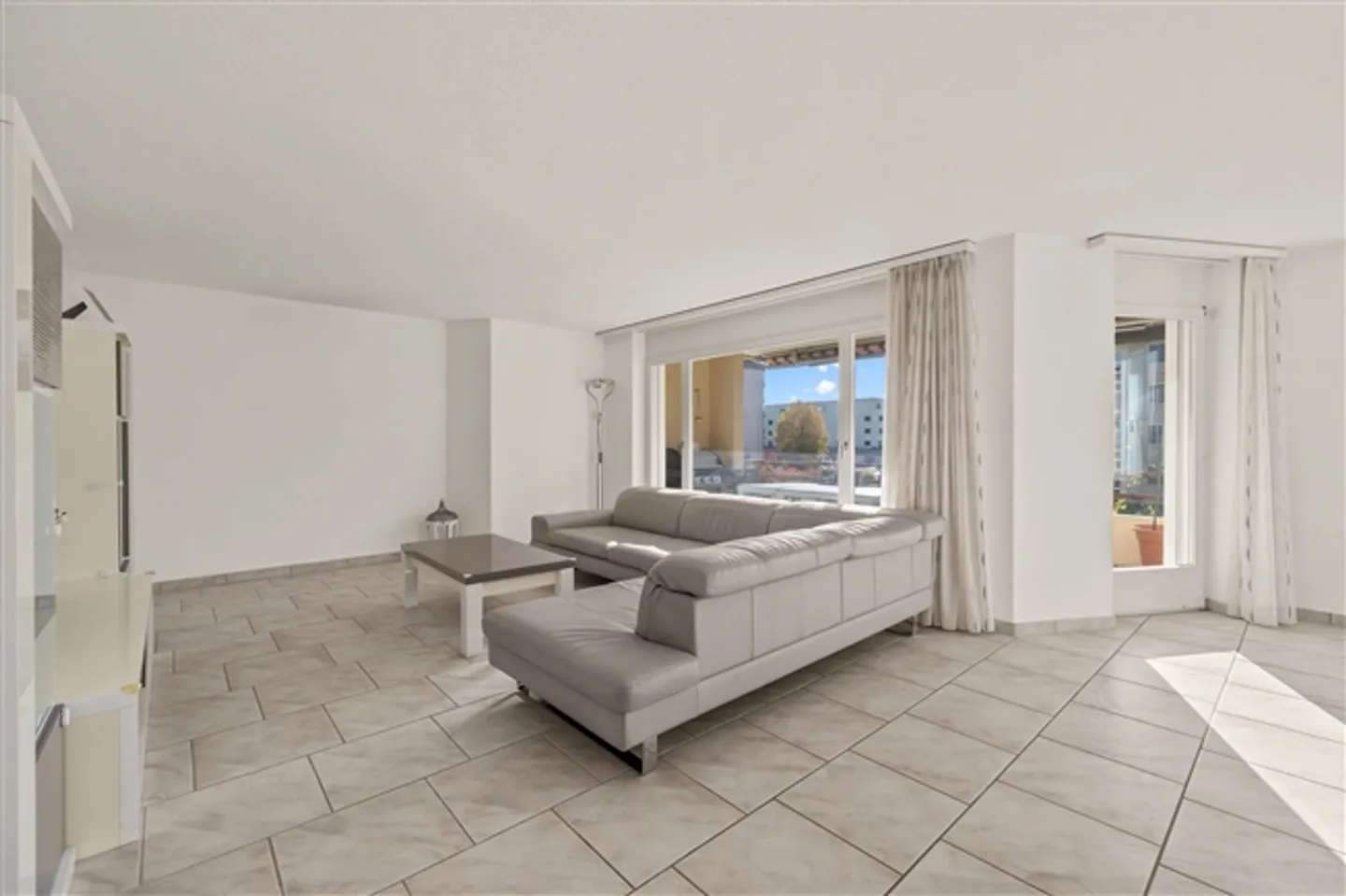 Appartement lumineux de 5,5 pièces avec grand balcon à Böttstein à vendre - Photo 4 sur 13