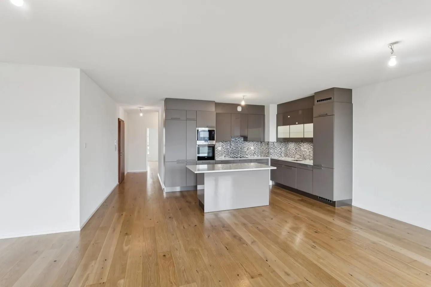 Bright, cross-through apartment - Photo 3 of 13