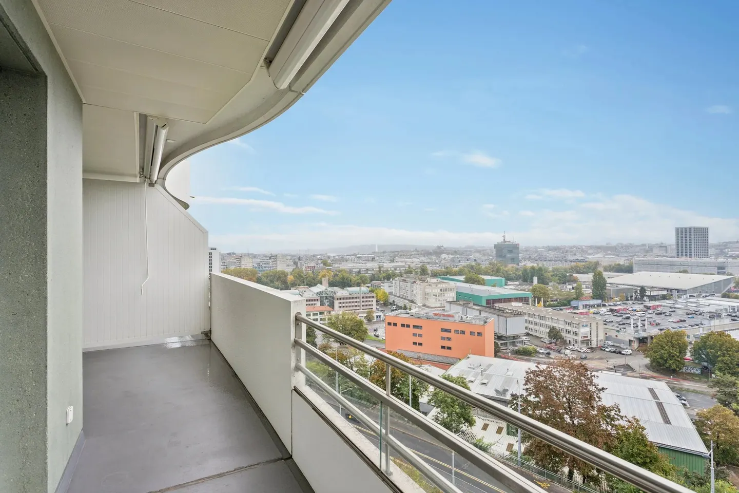 Bright, cross-through apartment - Photo 4 of 13