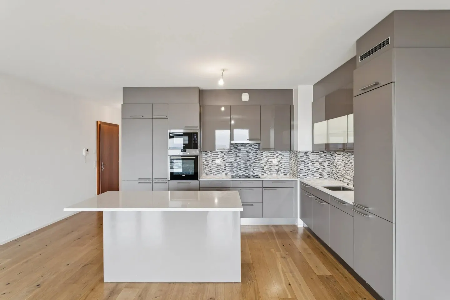 Bright, cross-through apartment - Photo 5 of 13