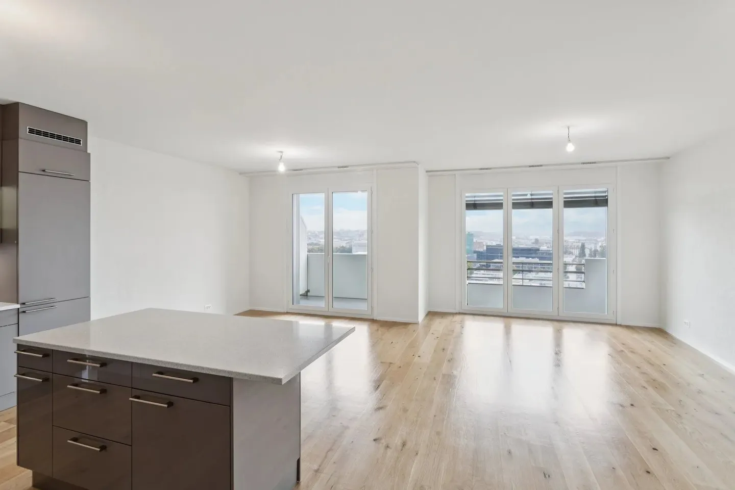 Bright, cross-through apartment - Photo 6 of 13