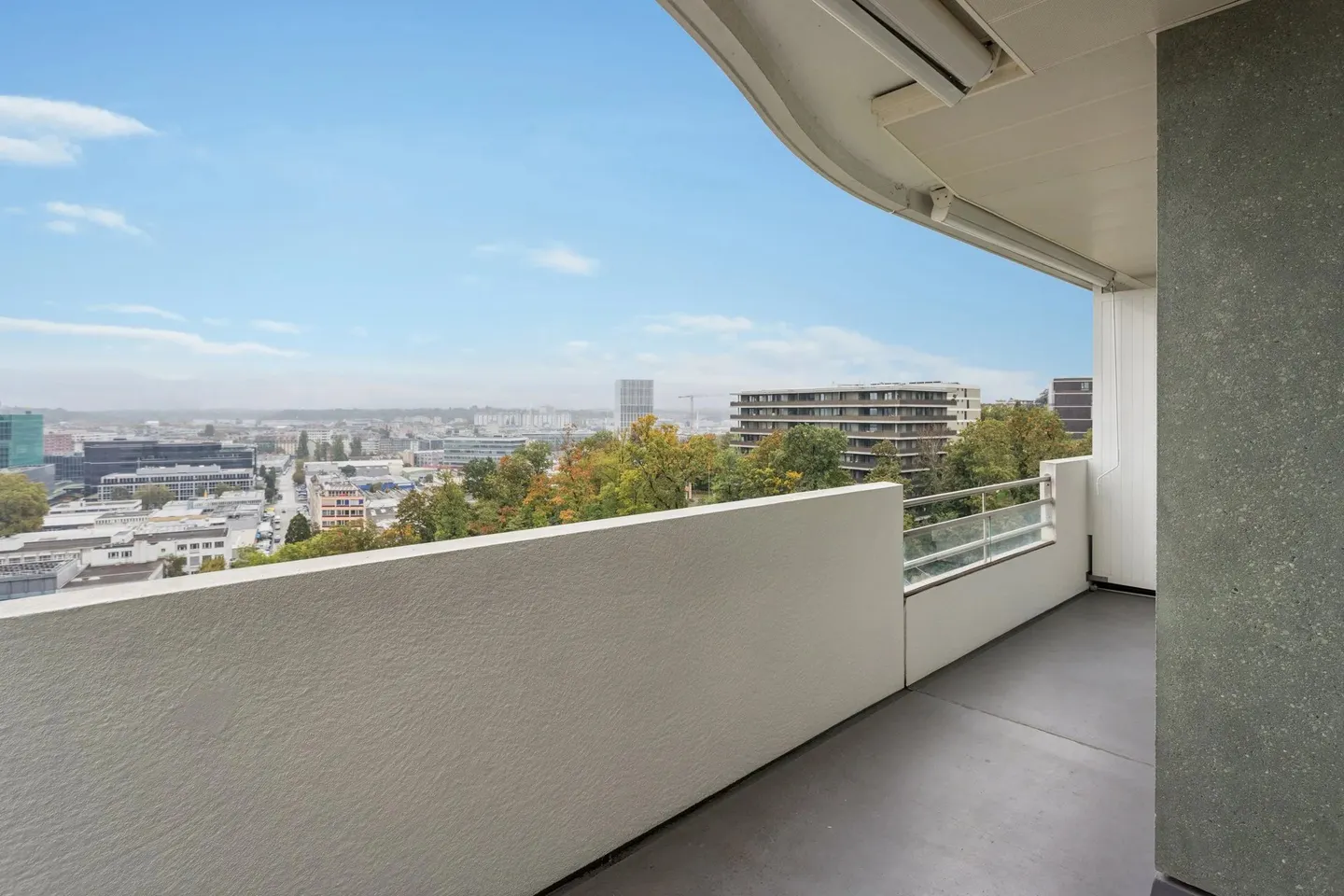 Bright, cross-through apartment - Photo 7 of 13