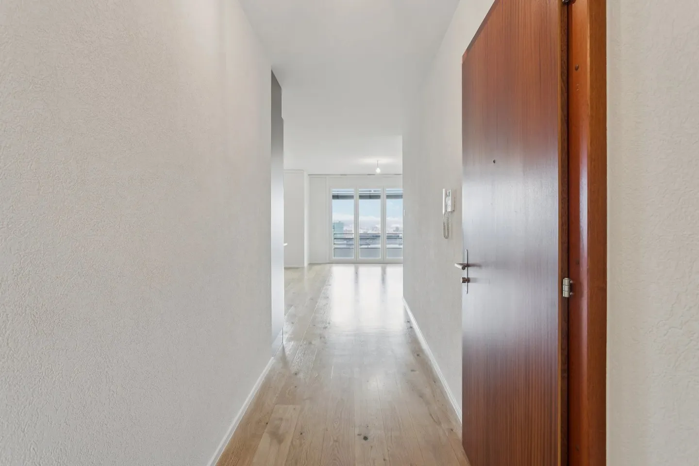 Bright, cross-through apartment - Photo 2 of 13