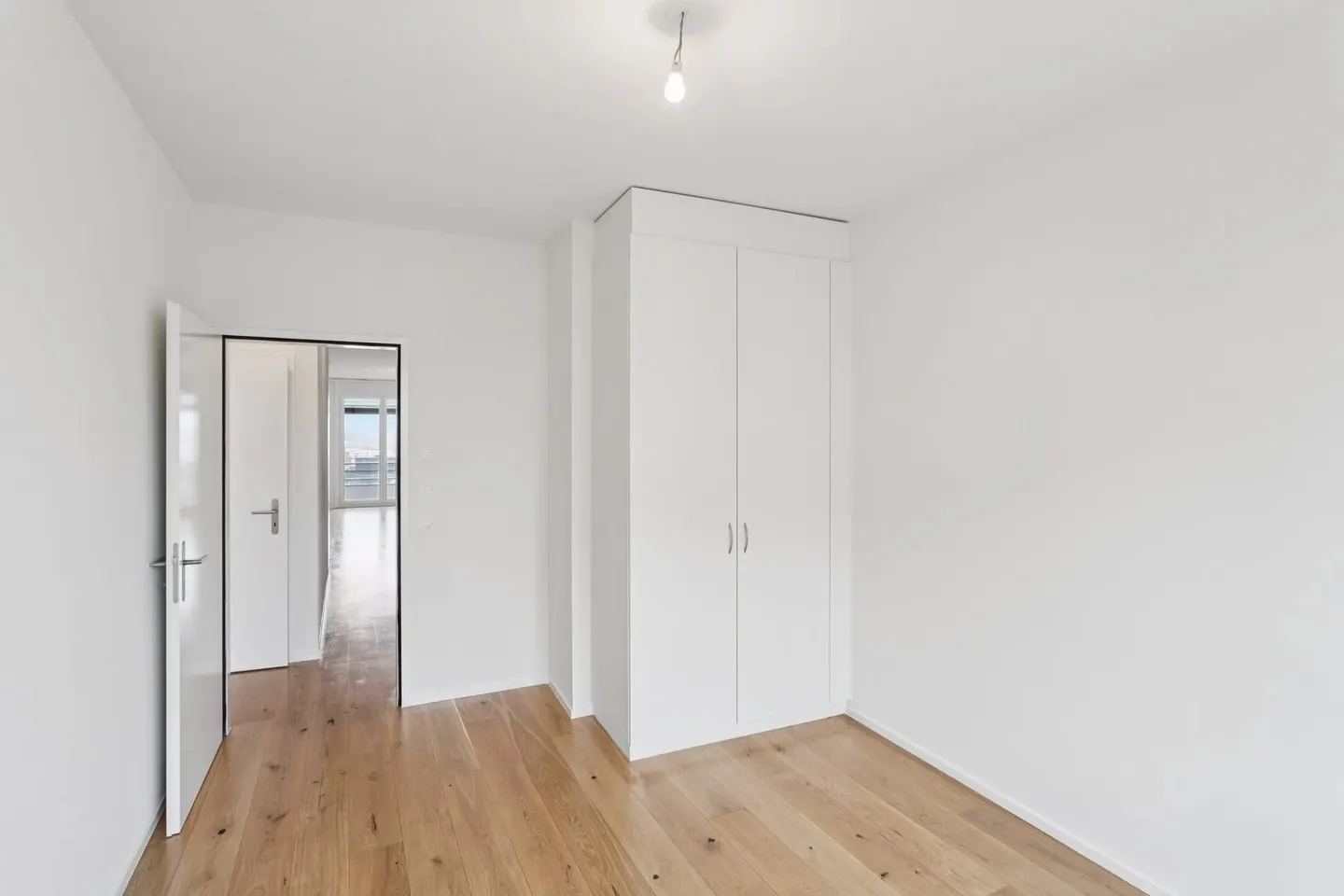 Bright, cross-through apartment - Photo 8 of 13