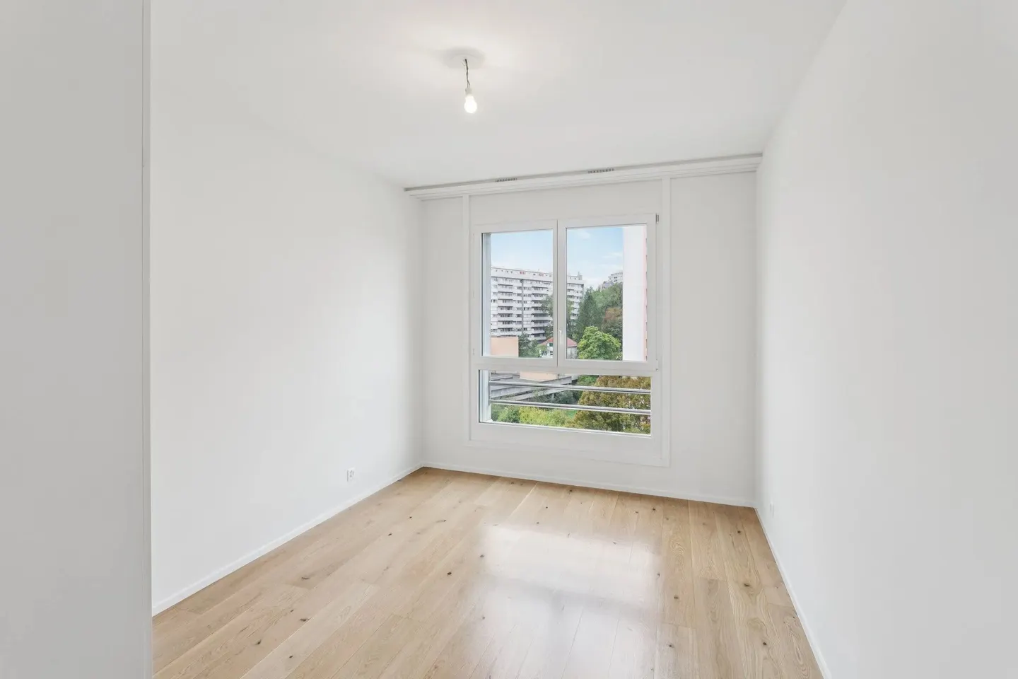 Bright, cross-through apartment - Photo 11 of 13