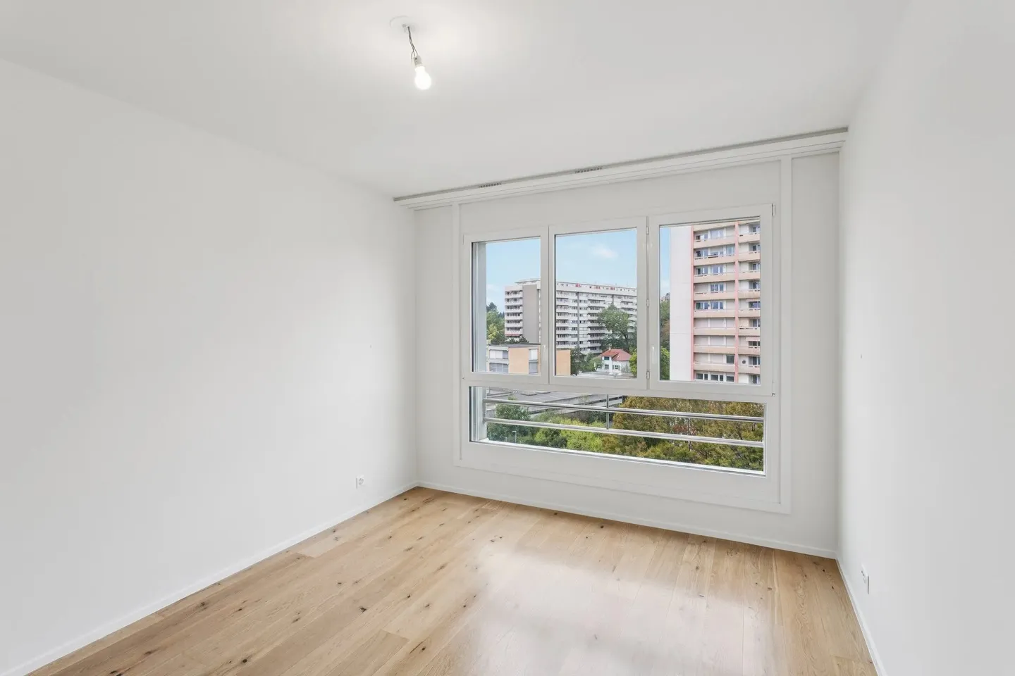 Bright, cross-through apartment - Photo 12 of 13