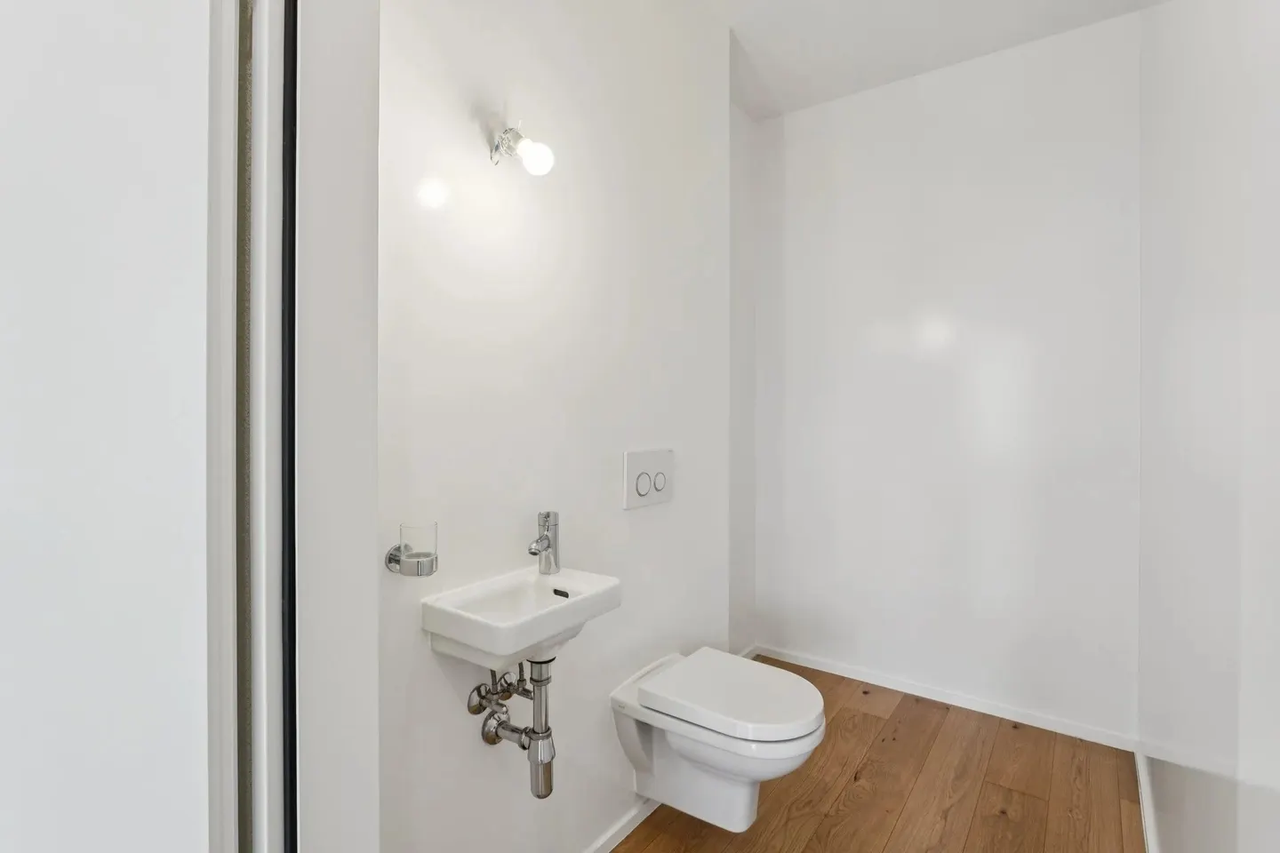 Bright, cross-through apartment - Photo 10 of 13