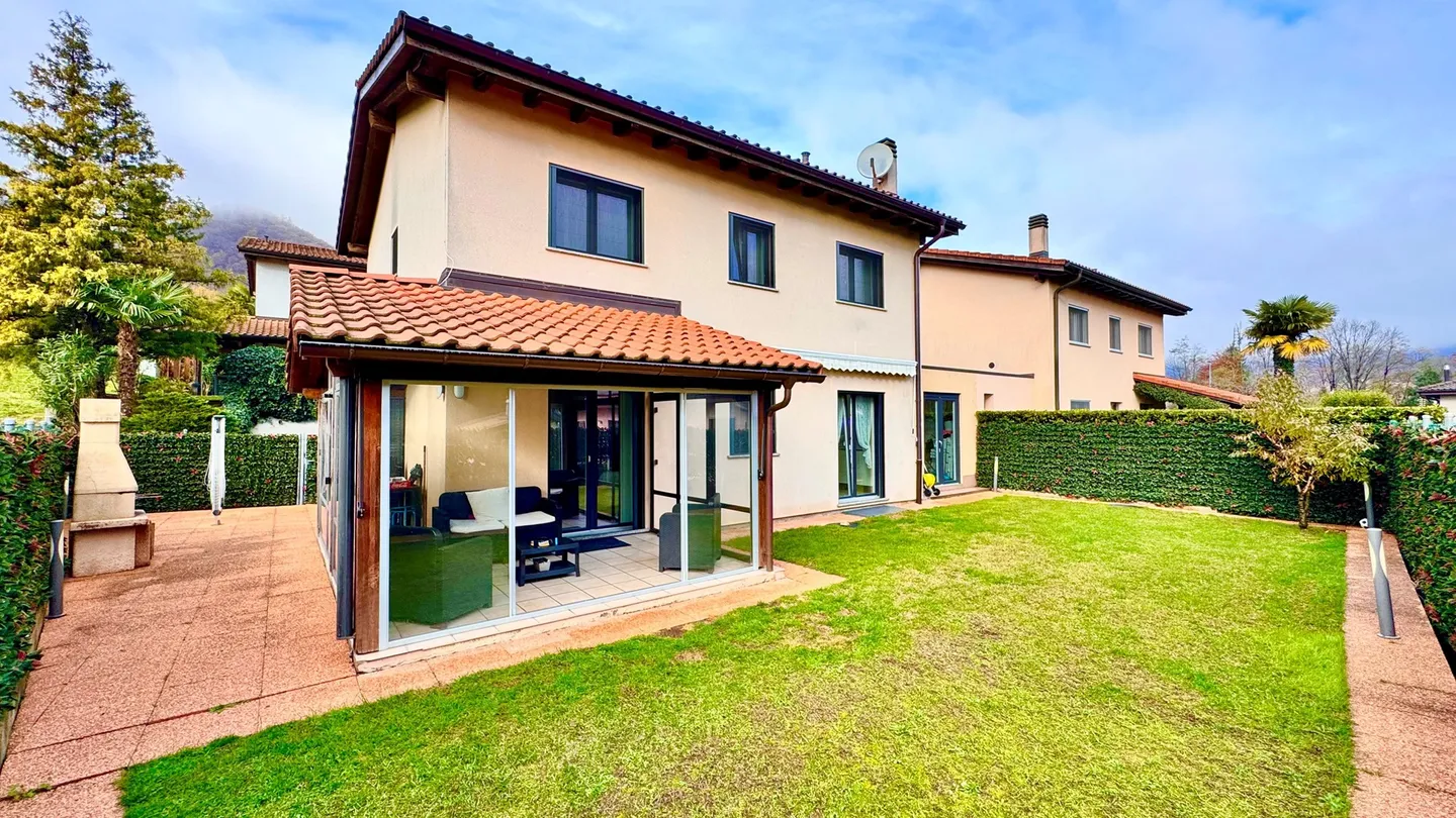 Casa unifamiliare in zona tranquilla 6,5 camere - 4 posti auto - Foto 2 di 26