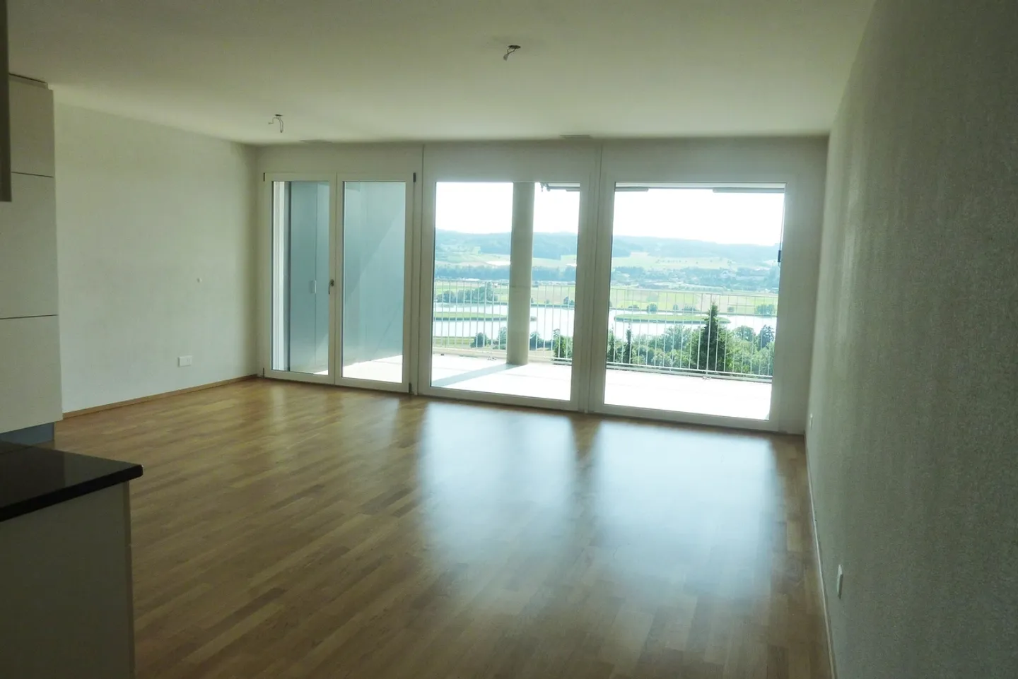 Modern 3.5-Room Apartment - Photo 2 of 5