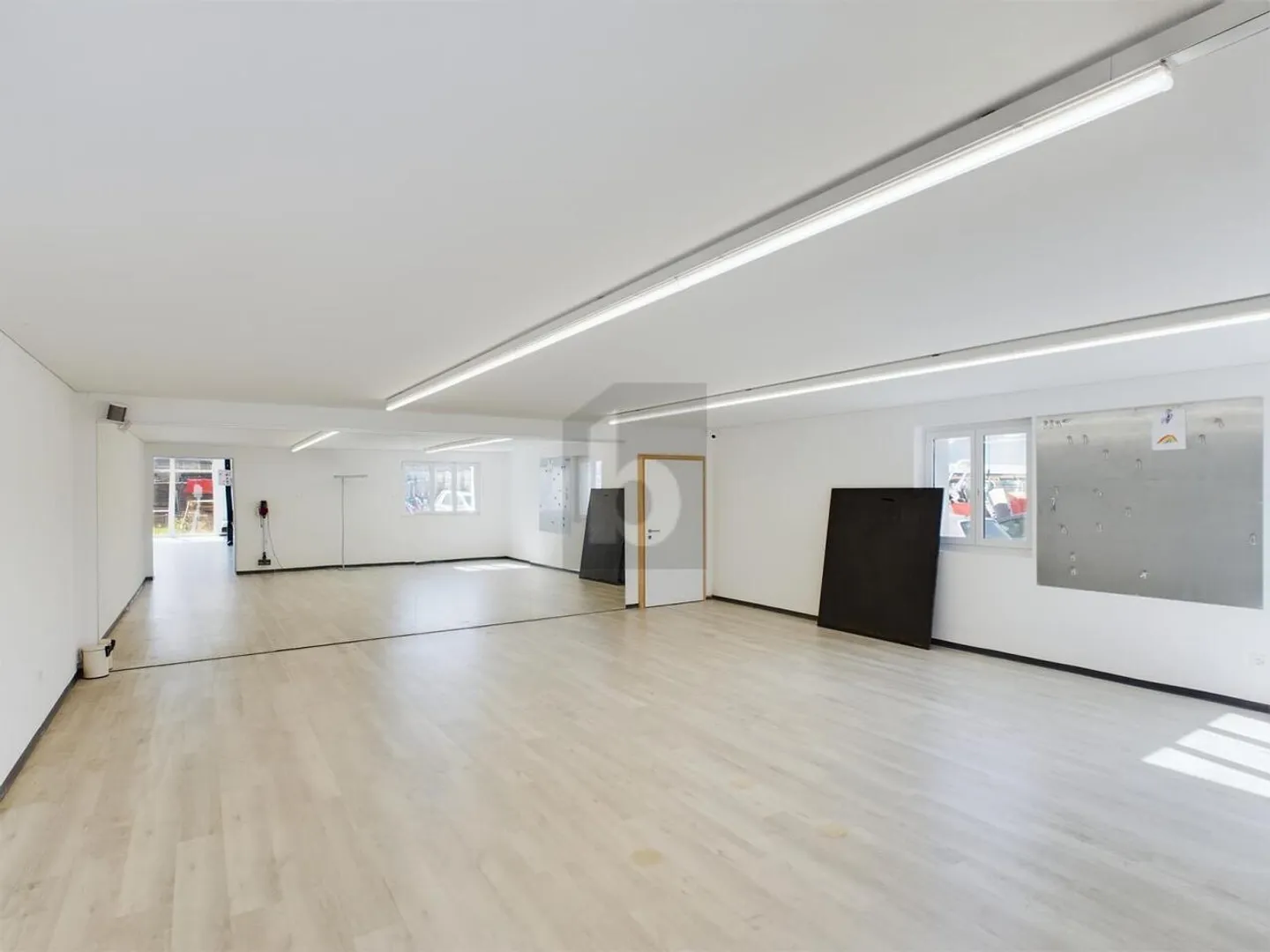 MODERN AND LIGHT-FLOODED - Photo 3 of 6