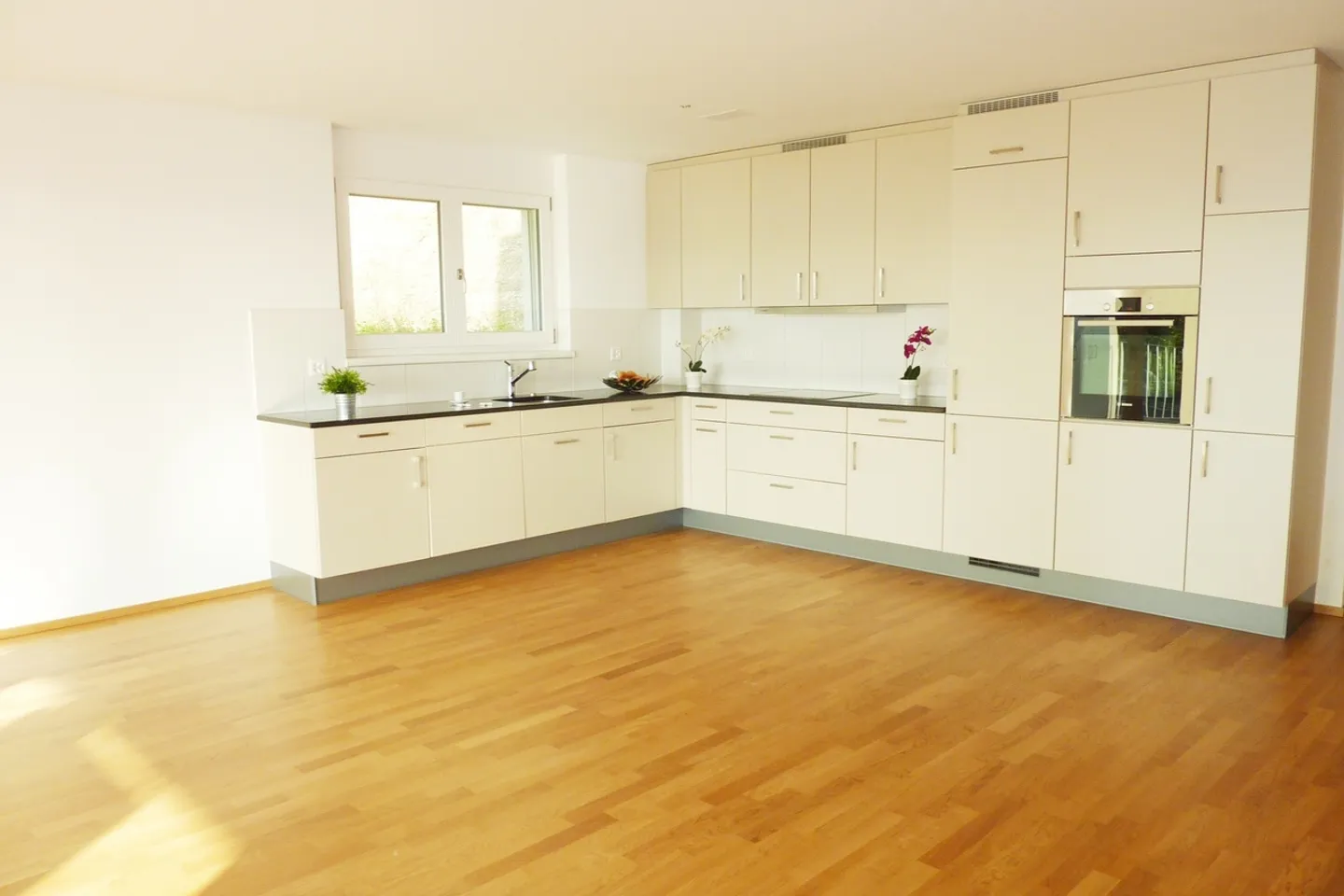 Modern 3.5-Room Apartment - Photo 3 of 5