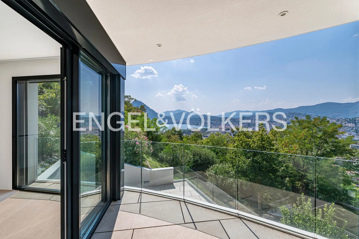 Sonnige Villa mit Pool und weitläufige Aussicht - Photo 1 of 13