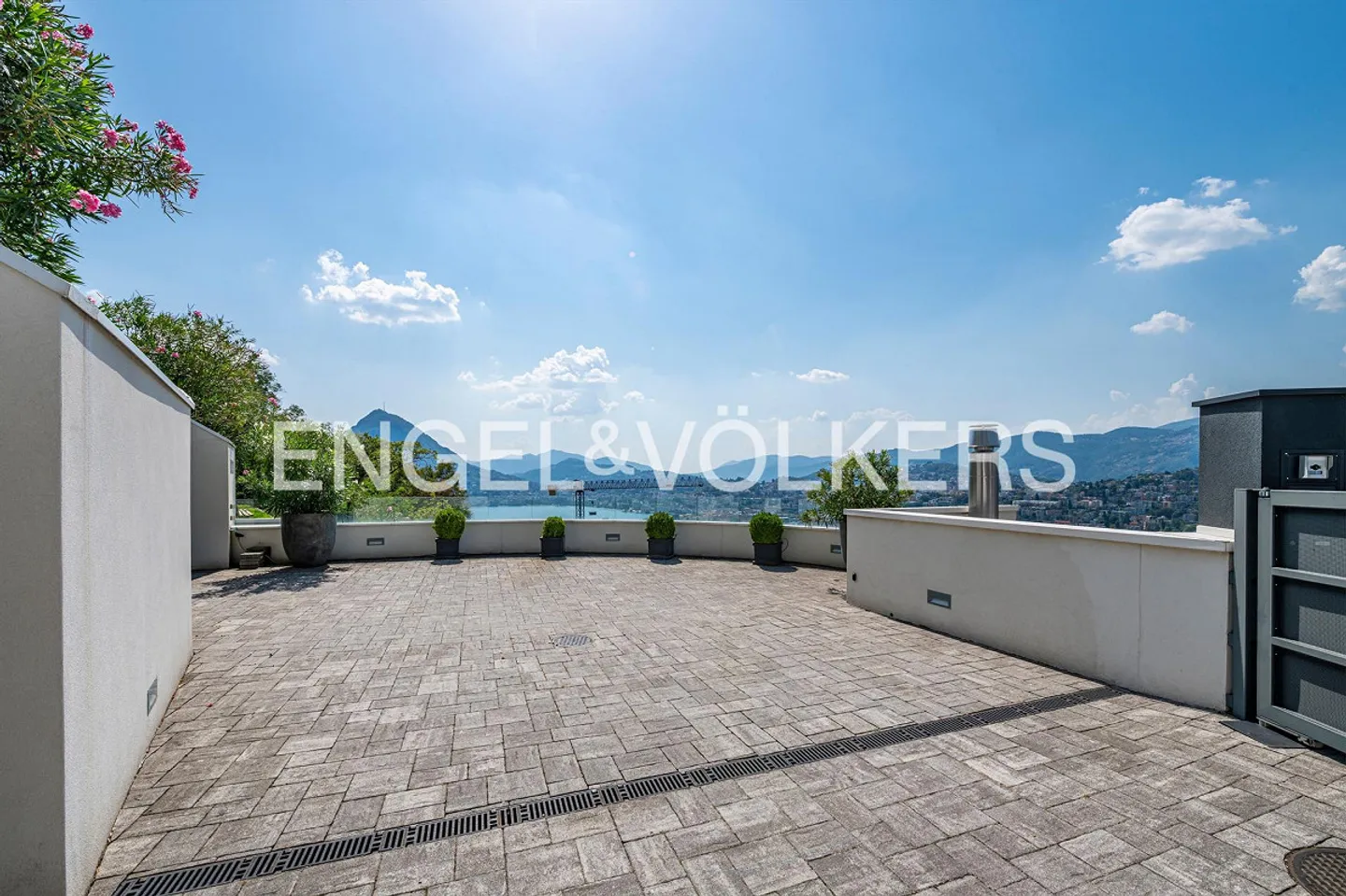 Sonnige Villa mit Pool und weitläufige Aussicht - Photo 2 of 13
