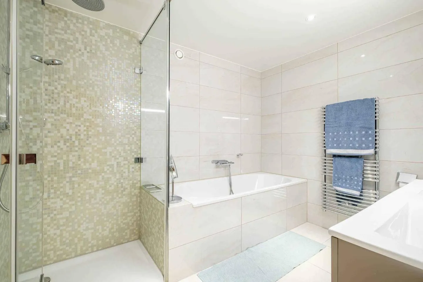Exclusively! Superb 5-room apartment with terrace in a high-end residence - Photo 5 of 6