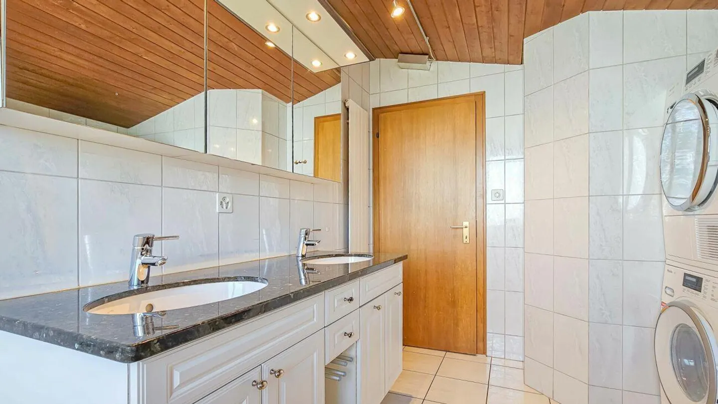 Geräumige Dachwohnung mit Wintergarten - Foto 17 von 27