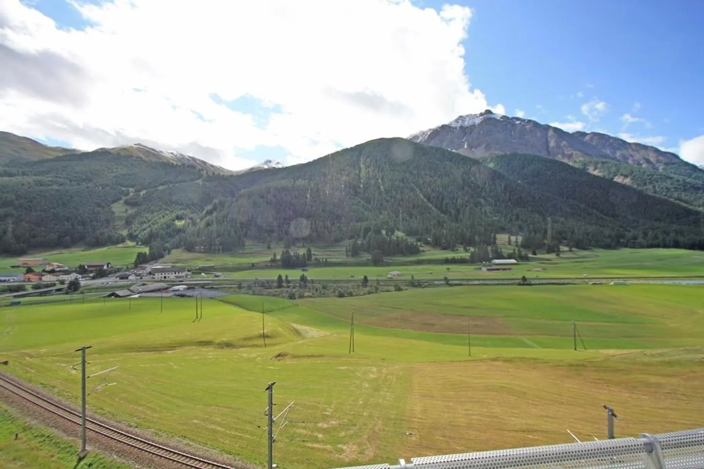 Charmante Dachwohnung mit Bergblick - Foto 7 von 13