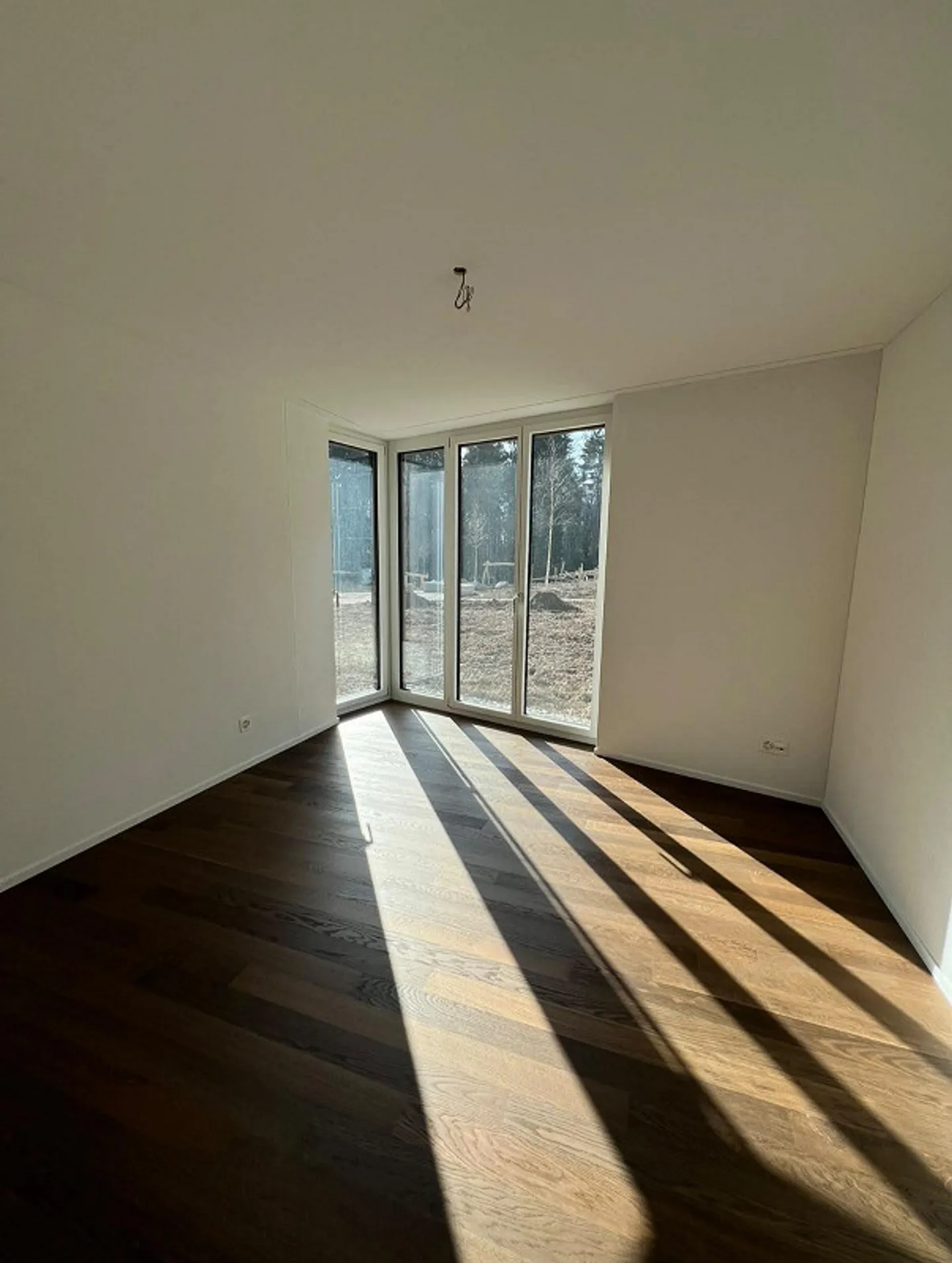 Appartement moderne de 3,5 pièces au rez-de-chaussée - Photo 2 sur 8