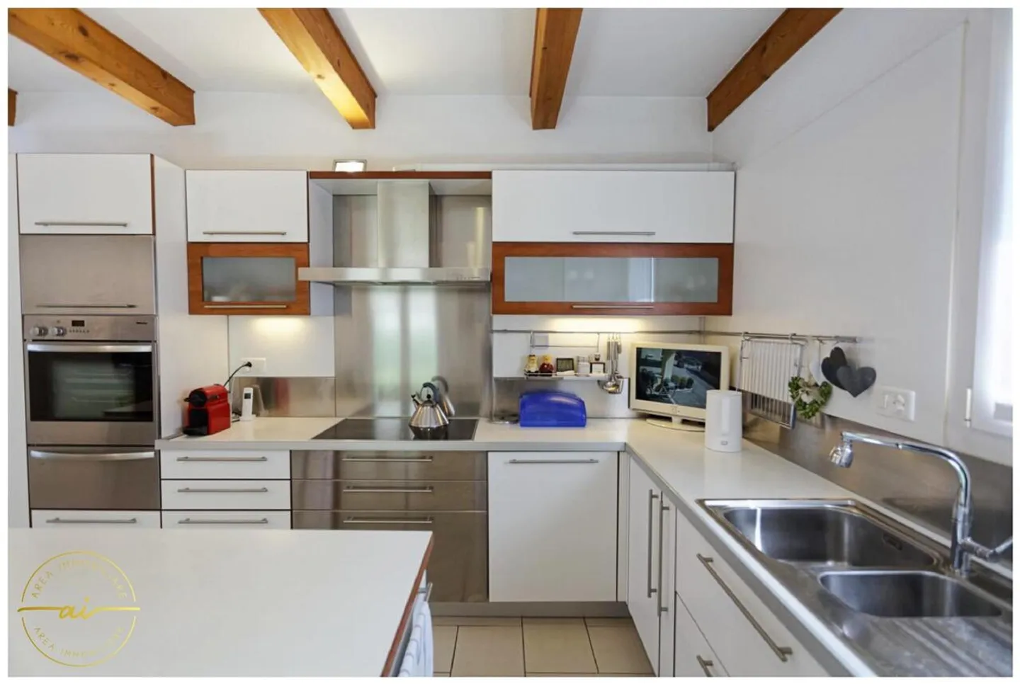 ELEGANT SINGLE-FAMILY VILLA WITH POOL AND LARGE GARDEN - Photo 7 of 13