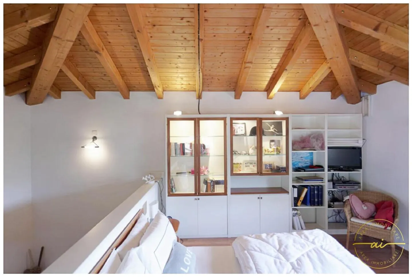 ELEGANT SINGLE-FAMILY VILLA WITH POOL AND LARGE GARDEN - Photo 13 of 13