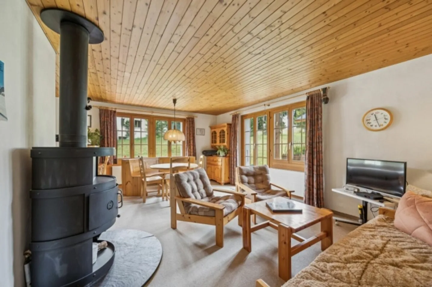 Charmante appartement 2.5 pièces dans un emplacement ensoleillé à Saanenland - Photo 3 sur 10