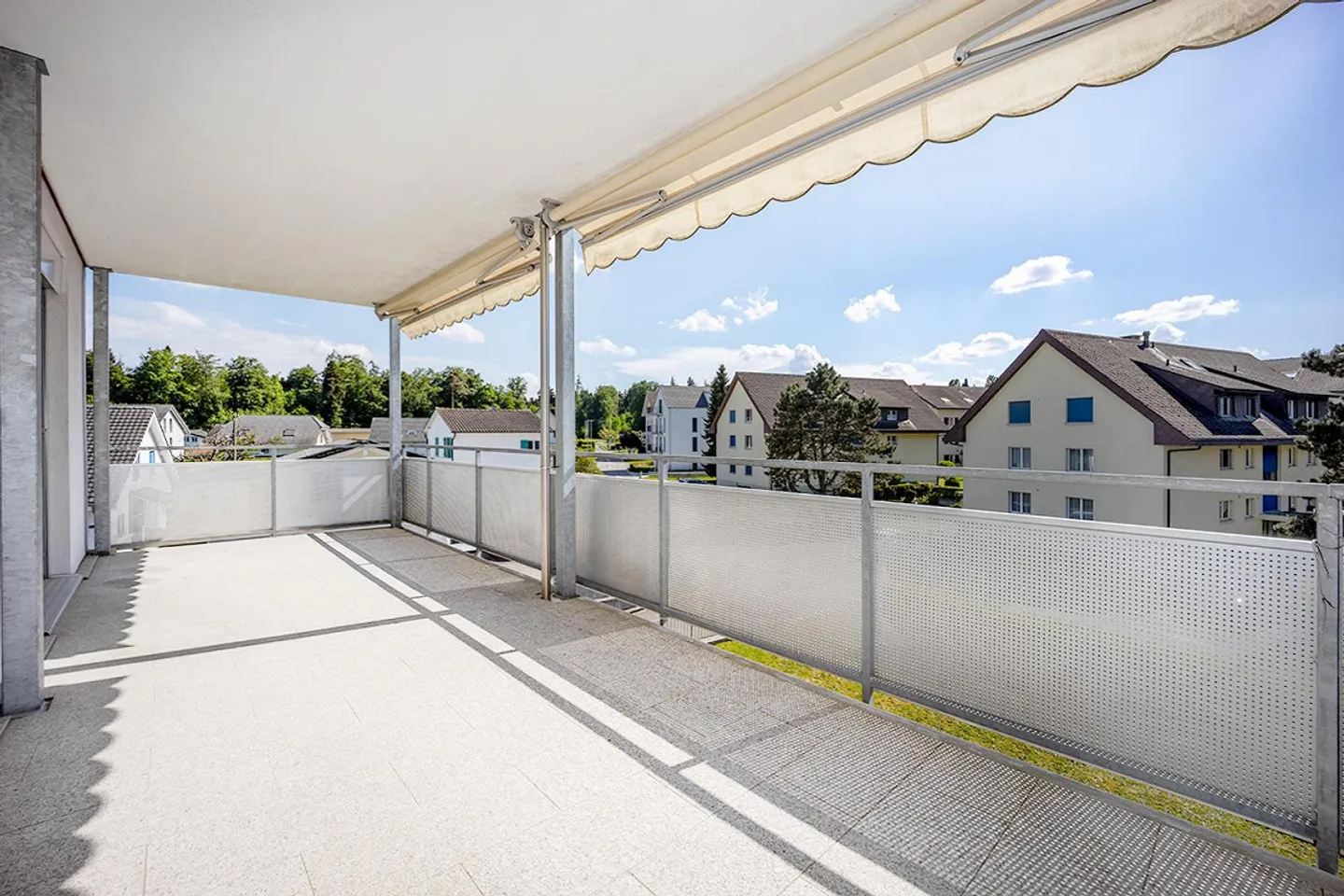 Appartamento attraente di 4,5 stanze con grande balcone soleggiato - Foto 13 di 15