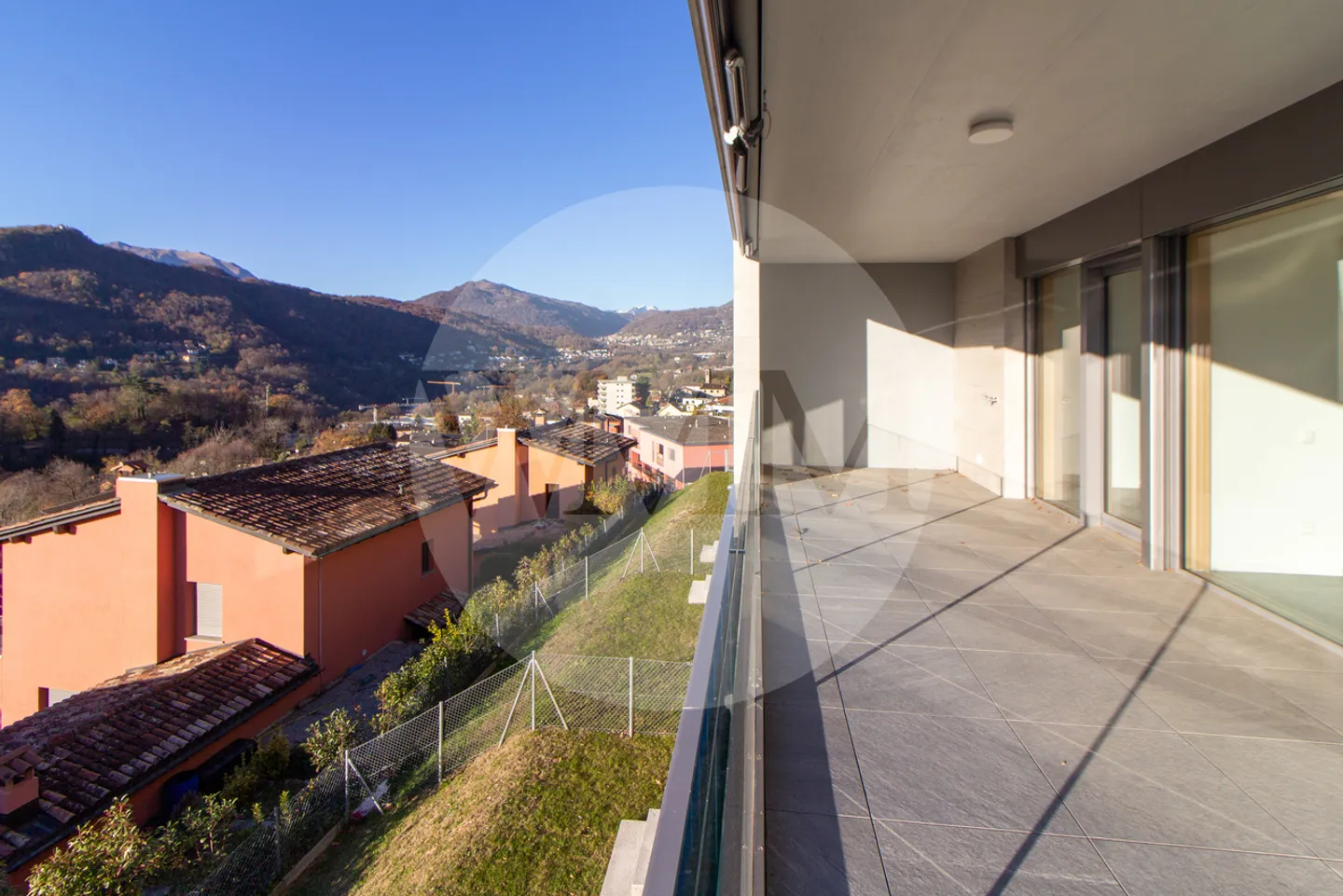 Bright 4.5-Room Apartment with Large Terrace and Unobstructed View - Photo 4 of 11