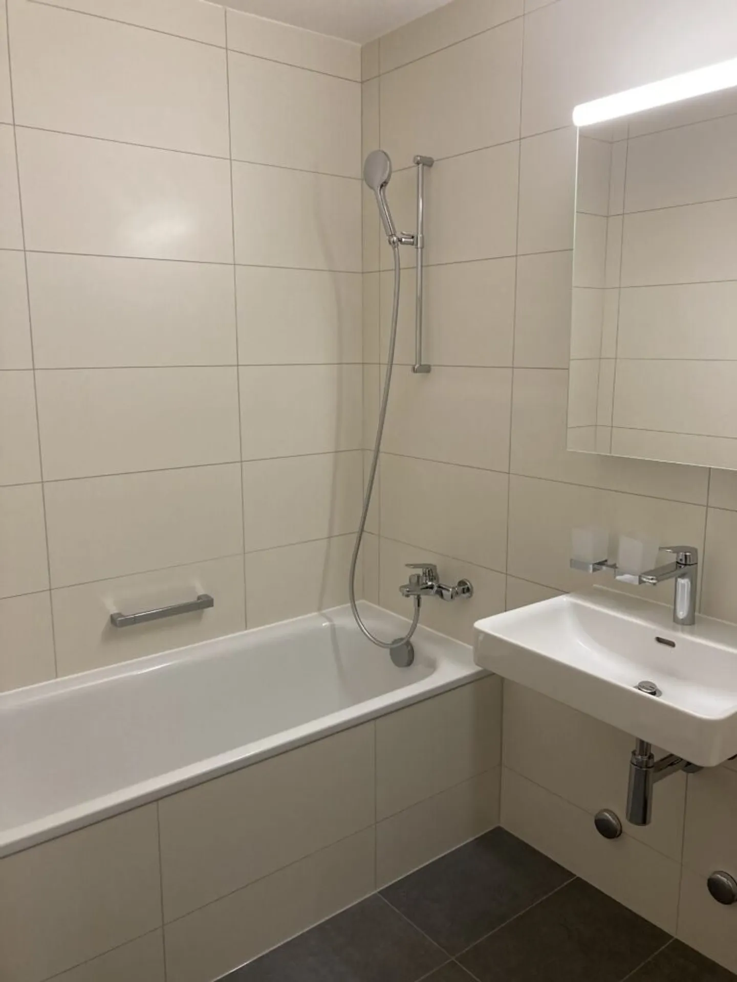 Appartement de deux pièces et demie au 8ème étage avec balcon à Lausanne - Photo 3 sur 7