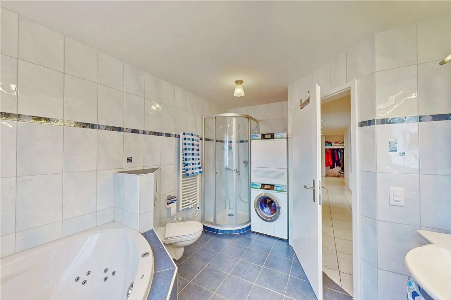 Appartamento 5½ locali, ascensore, posto auto in garage sotterraneo incluso, vista lago, balcone vetrato, grande cucina - Foto 3 di 13