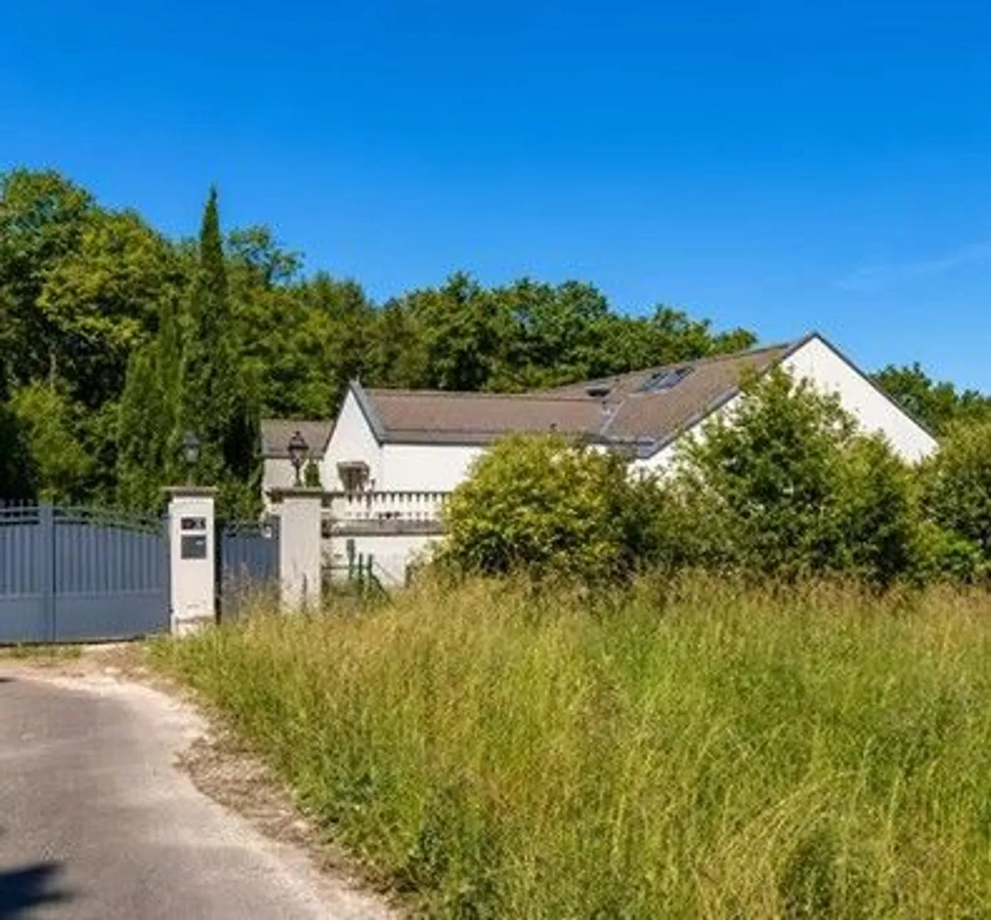 Proprietà spaziosa con giardino - Foto 1 di 13