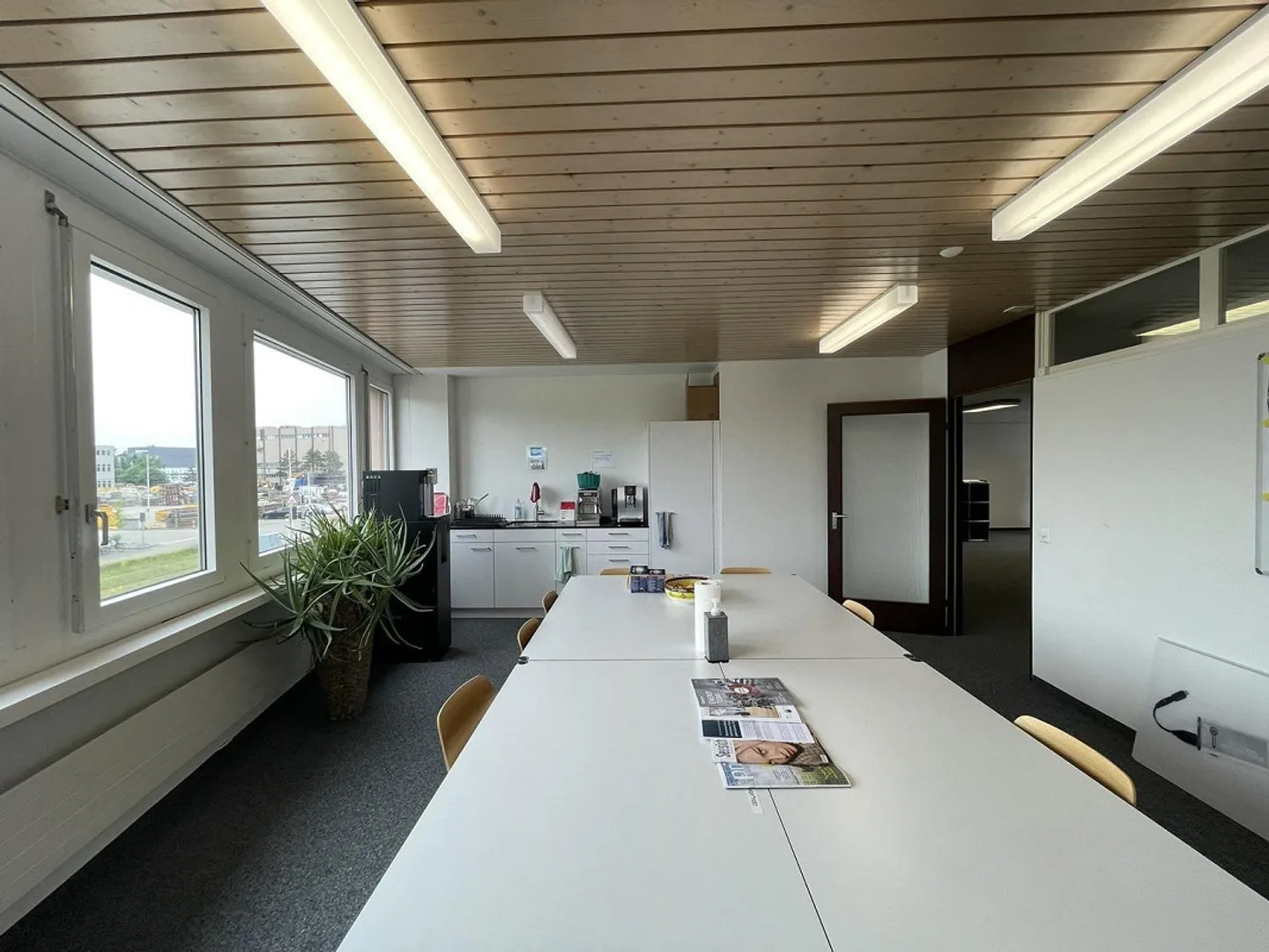 Flexible office space for rent in a well-maintained office community - Photo 4 of 5