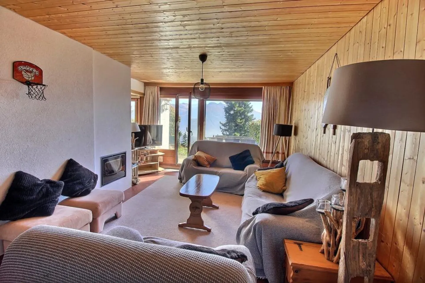 Appartement à louer par semaine dans la zone piétonne de la place du village - Photo 1 sur 10