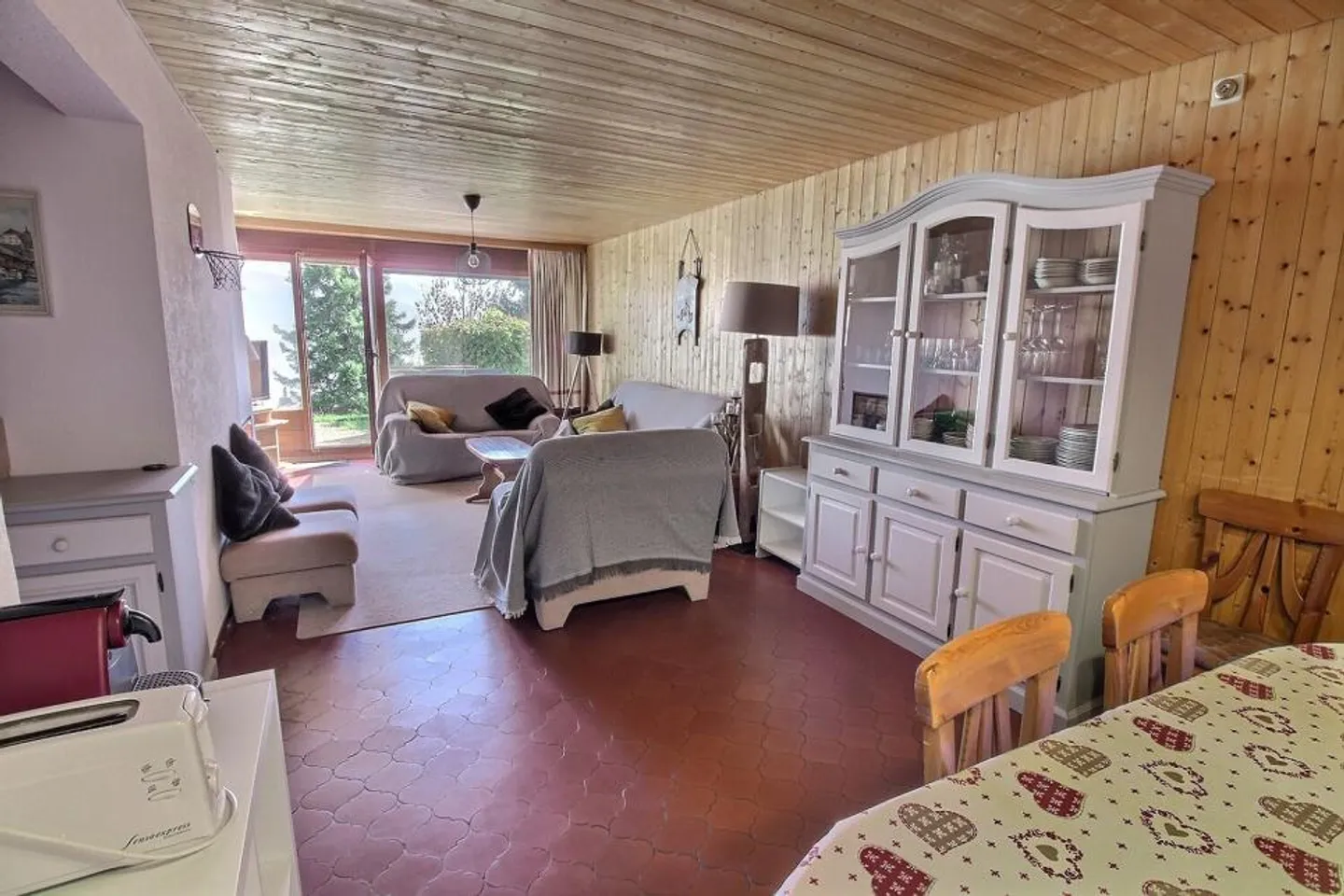 Appartement à louer par semaine dans la zone piétonne de la place du village - Photo 2 sur 10