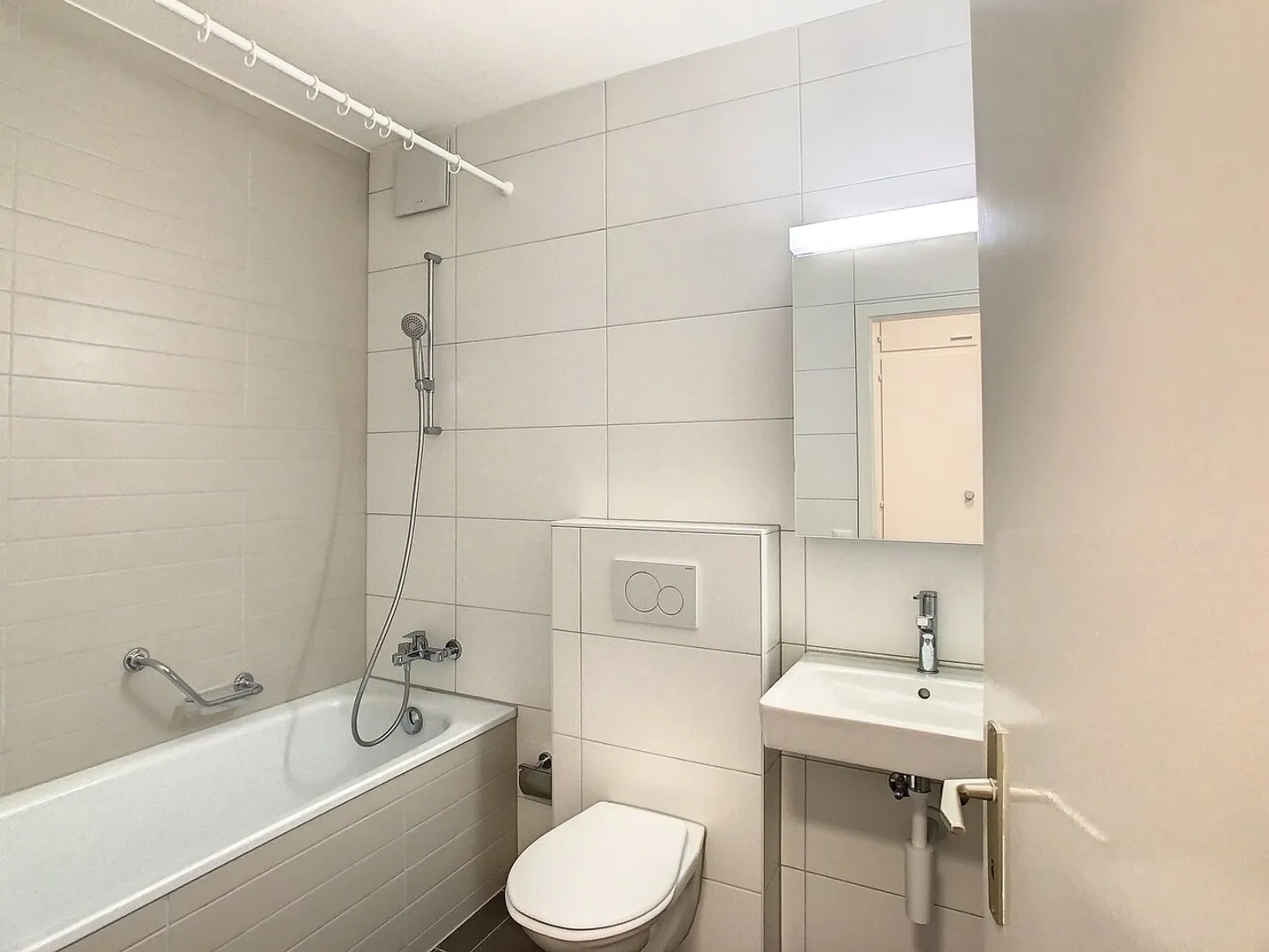 Superb fully renovated accommodation with stunning unobstructed view! - Photo 4 of 13